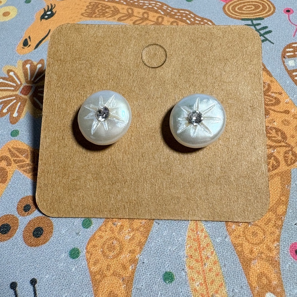 Freshwater pearl carved White Stud Earrings